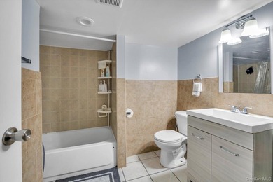 Beautiful 3 bedroom, 2.5 bath Colonial perfectly situated - photo 15