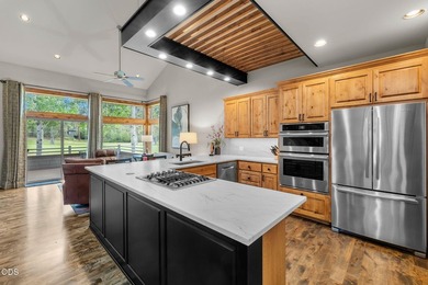 Gorgeous, immaculate & updated townhome in the beautiful golf - photo 17