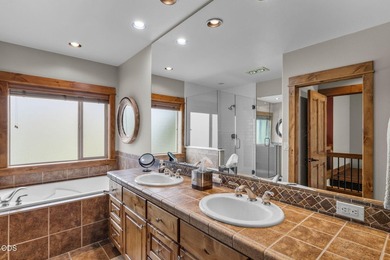 Gorgeous, immaculate & updated townhome in the beautiful golf - photo 36