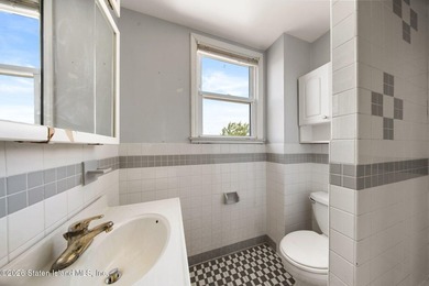 Charming legal two family home in Staten Island's Arrochar and - photo 46