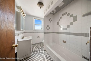 Charming legal two family home in Staten Island's Arrochar and - photo 47