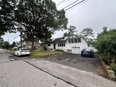 Facing North East. Quiet street. 5 min drive to LIRR. Newly - photo 2