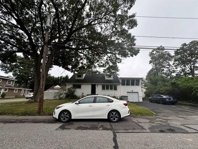 Facing North East. Quiet street. 5 min drive to LIRR. Newly - photo 3