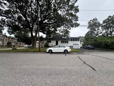 Facing North East. Quiet street. 5 min drive to LIRR. Newly - photo 4