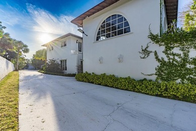 A taste of Palm Beach and old elegance in this massive river - photo 6