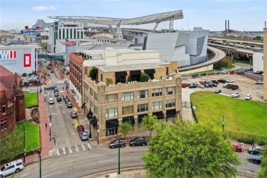 Live in the heart of New Orleans' vibrant Warehouse District