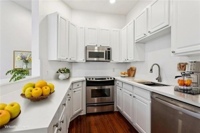 Live in the heart of New Orleans' vibrant Warehouse District