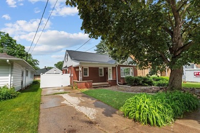 Cozy brick cape cod in excellent location! This home offers - photo 2