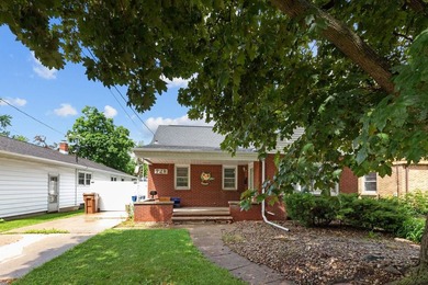 Cozy brick cape cod in excellent location! This home offers - photo 3