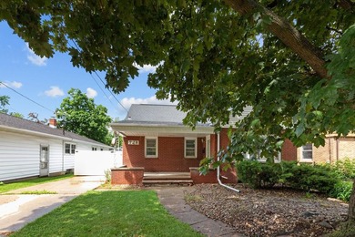 Cozy brick cape cod in excellent location! This home offers - photo 4