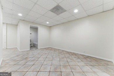 Welcome to this beautifully renovated 5-bedroom, 4-bathroom home - photo 25