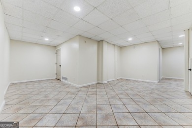 Welcome to this beautifully renovated 5-bedroom, 4-bathroom home - photo 27