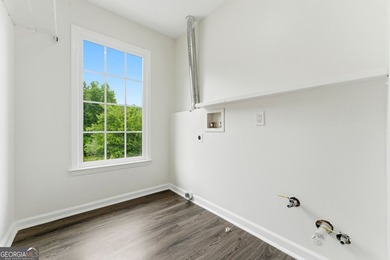 Welcome to this beautifully renovated 5-bedroom, 4-bathroom home - photo 29