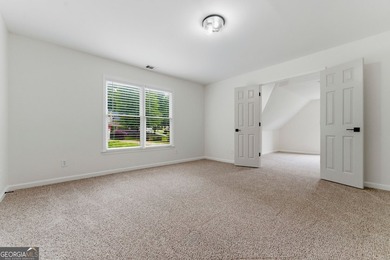 Welcome to this beautifully renovated 5-bedroom, 4-bathroom home - photo 31