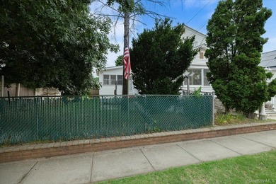 Welcome to this beautifully maintained 4-bedroom, 2-bath - photo 4