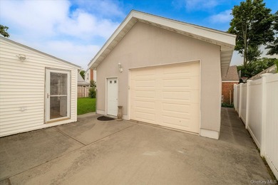 Welcome to this beautifully maintained 4-bedroom, 2-bath - photo 9
