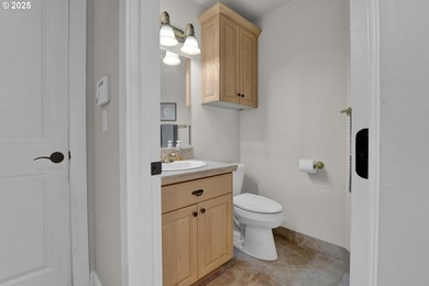 Exquisite Craftsmanship on a Quiet Cul-de-SacImpeccably - photo 37