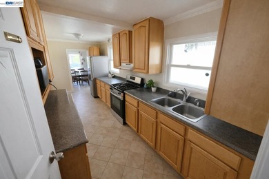 This versatile property features: 3 Bed / 2 Bath Main Home - 1 - photo 4