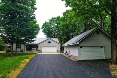 Lake living at its finest from this year 26yr old 4br-2.5 bath - photo 2