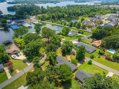 Excellent location in a well kept neighborhood. This 4/2 brick - photo 3