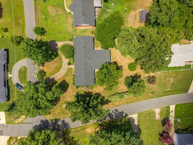 Excellent location in a well kept neighborhood. This 4/2 brick - photo 4