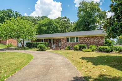Excellent location in a well kept neighborhood. This 4/2 brick - photo 5