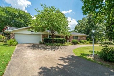Excellent location in a well kept neighborhood. This 4/2 brick - photo 6