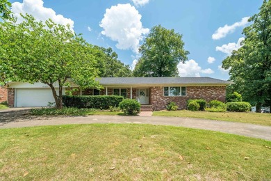 Excellent location in a well kept neighborhood. This 4/2 brick - photo 7