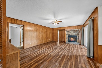 Excellent location in a well kept neighborhood. This 4/2 brick - photo 9