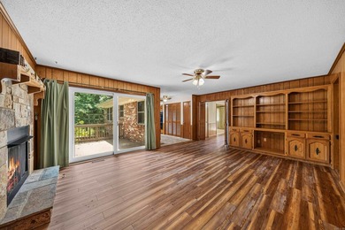 Excellent location in a well kept neighborhood. This 4/2 brick - photo 10