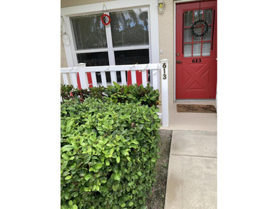 Motivated seller....Beautiful bright 2/2 villa in the very - photo 3