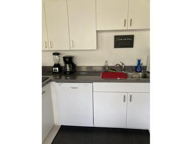Motivated seller....Beautiful bright 2/2 villa in the very - photo 4
