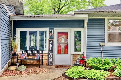 126 feet of frontage on the Wisconsin River! This updated 2 - photo 4
