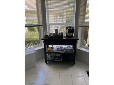 Motivated seller....Beautiful bright 2/2 villa in the very - photo 6