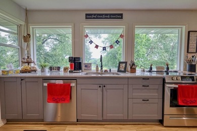 126 feet of frontage on the Wisconsin River! This updated 2 - photo 8
