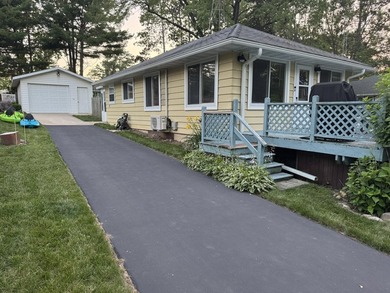 Charming 2-BR cottage on sought-after GL Terrace steps away from - photo 2