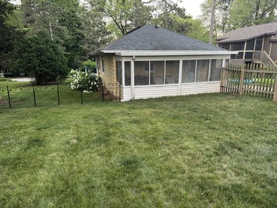 Charming 2-BR cottage on sought-after GL Terrace steps away from - photo 3