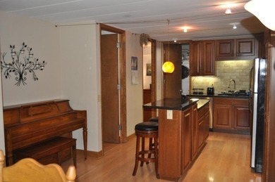 Conveniently located near shopping, restaurants, and the bus - photo 2