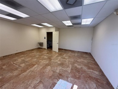 Looking for a turnkey office and warehouse combo? Look no - photo 3