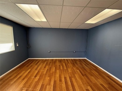 Looking for a turnkey office and warehouse combo? Look no - photo 5