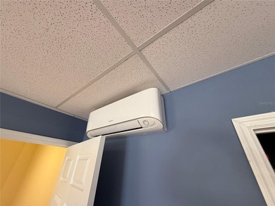 Looking for a turnkey office and warehouse combo? Look no - photo 8