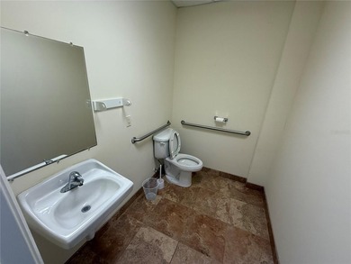 Looking for a turnkey office and warehouse combo? Look no - photo 9