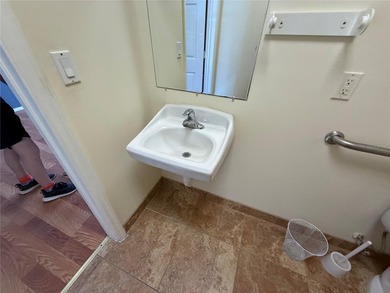 Looking for a turnkey office and warehouse combo? Look no - photo 10