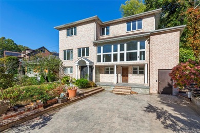 (private lake, pond, coastal) Home For Sale in Little Neck New York