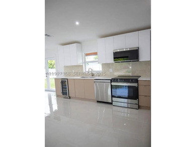 Recently completely remodeled 3 bedrooms 2 bathroom 1 car garage - photo 2