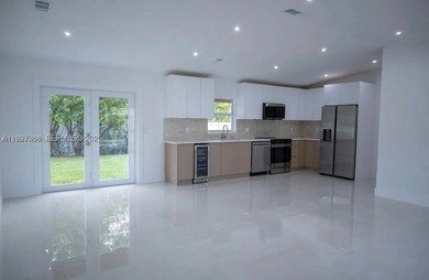Recently completely remodeled 3 bedrooms 2 bathroom 1 car garage - photo 3