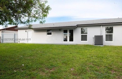 Recently completely remodeled 3 bedrooms 2 bathroom 1 car garage - photo 4