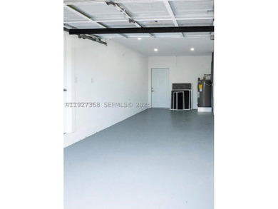 Recently completely remodeled 3 bedrooms 2 bathroom 1 car garage - photo 6