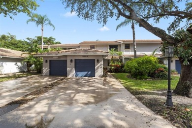 Lake Townhome/Townhouse For Sale in Deerfield Beach, Florida