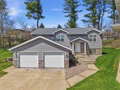 Hidden Treasure! This spacious master suite features a walk-in - photo 1